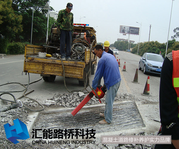 福建漳州 橋梁坑洞 7 風(fēng)槍清理 (2).jpg